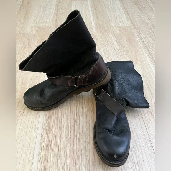 Sorel Black Leather Pull-On Boots with Brown Strap Accent - Picture 1 of 6